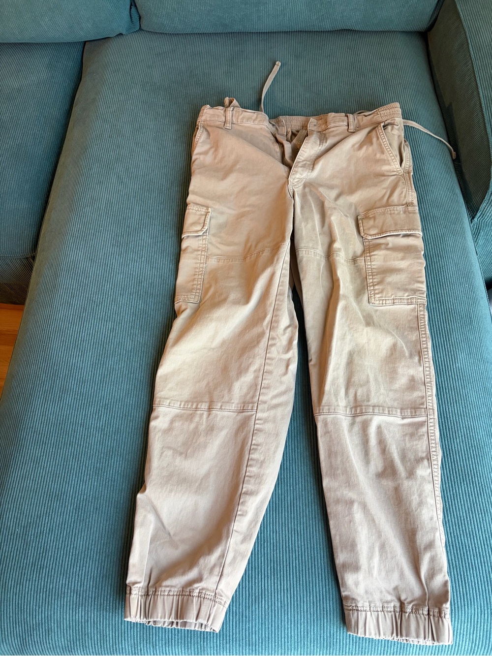 Uniqlo Men's Cargo Jogger Pants in Tan